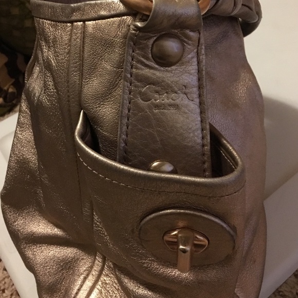 Gold metallic leather Coach shoulder bag - Picture 2 of 4