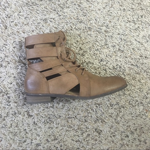 Tan boots - Picture 1 of 1