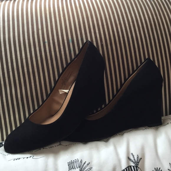 Black comfortable low wedges