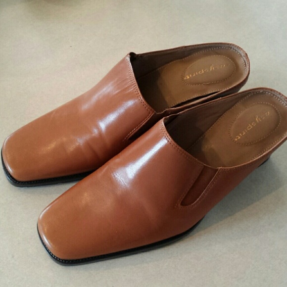 NWT Easy spirit brown slip on