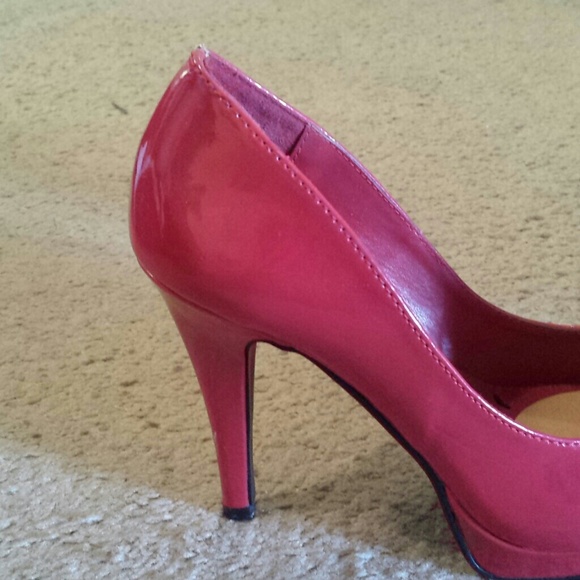 Red heels - Picture 2 of 3
