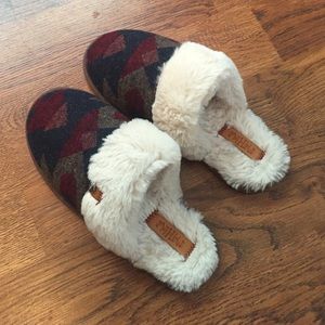 NWOT Aztec house shoes