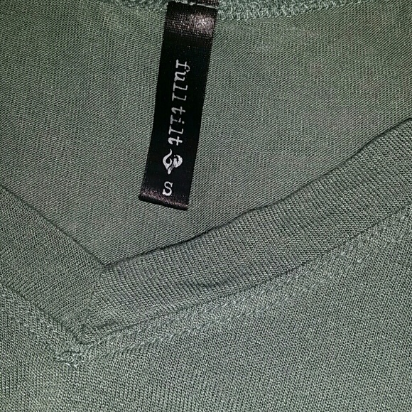 💀SOLD💀 Full Tilt V-Neck - Picture 4 of 4