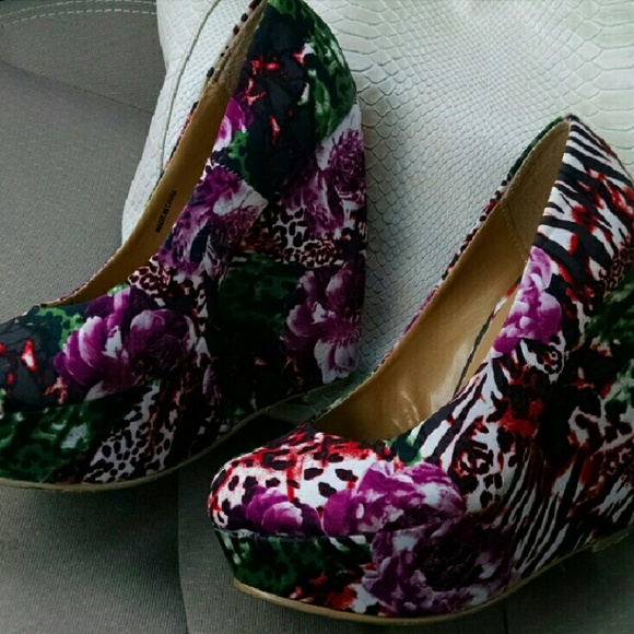 Woman's size 6 wedges