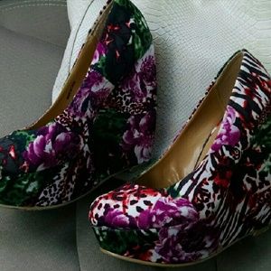 Woman's size 6 wedges