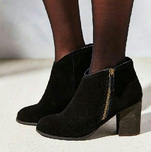 Urban outfitters suede boots 🎆