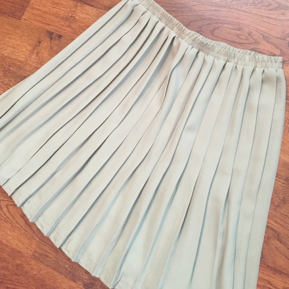🚫SOLD🚫Vintage pleated skirt - Picture 2 of 4