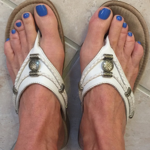 Minnetonka whte leather sandals with silver accent