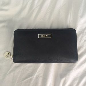 dkny wallet