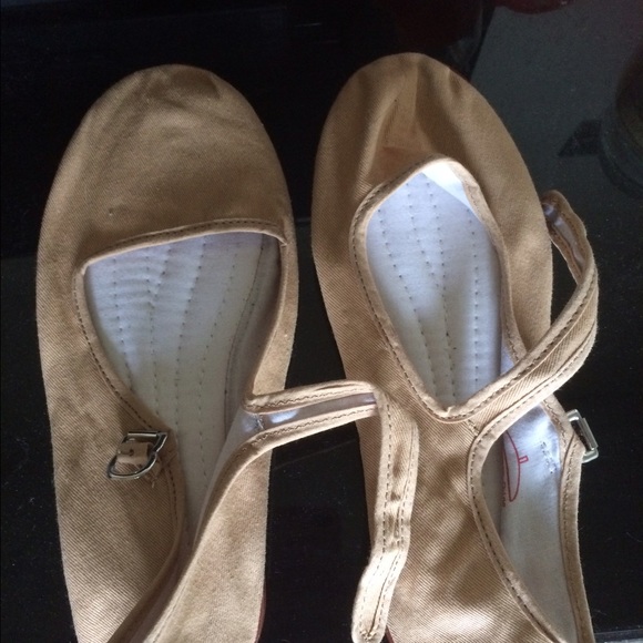 Maryjanes tan size 8 Urban Outfitters