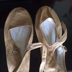 Maryjanes tan size 8 Urban Outfitters