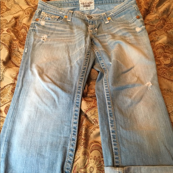 Boyfriend Jeans. Distressed light blue denim