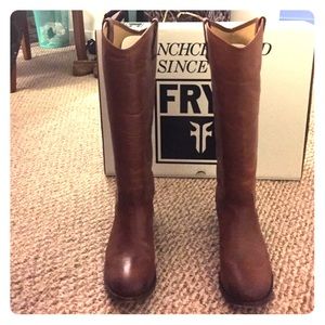 EUC Frye Melissa Button-SmVLe 9.5