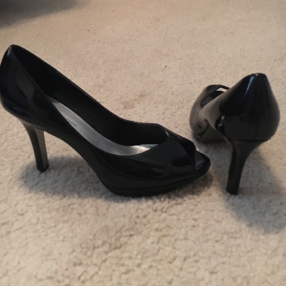 Cute black heels, slightly worn. - Picture 1 of 3
