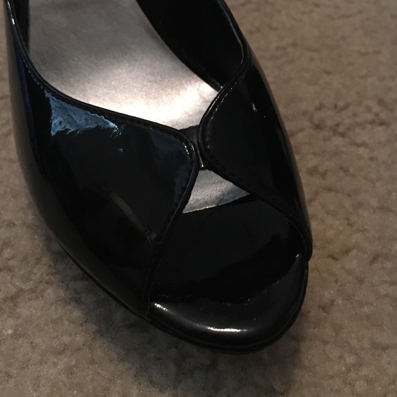 Cute black heels, slightly worn. - Picture 2 of 3