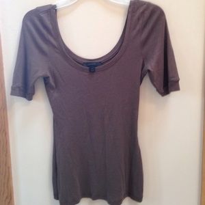 Short sleeved scoop neck brown shirt