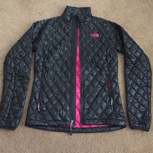 XS black and pink thin north face puffy jacket