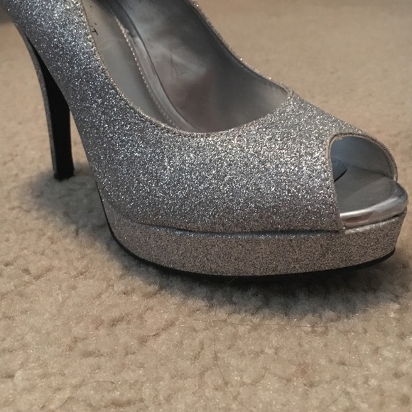 Silver heels perfect for prom! - Picture 2 of 3