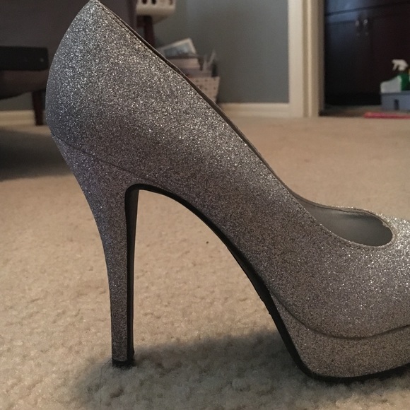Silver heels perfect for prom! - Picture 3 of 3