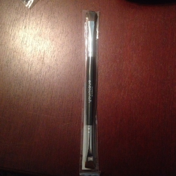 Younique liner/shader brush Brand New