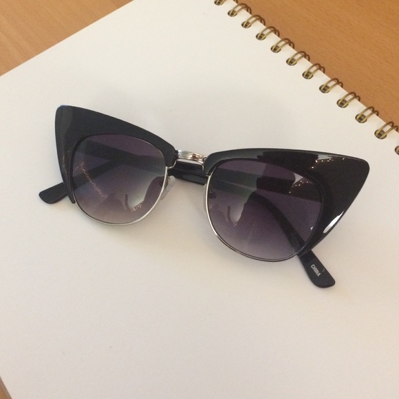 Black Cat Eye Sunnies