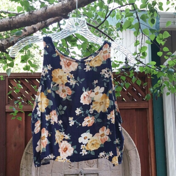 Navy Blue Floral Open Back Crop Tank - Picture 3 of 5