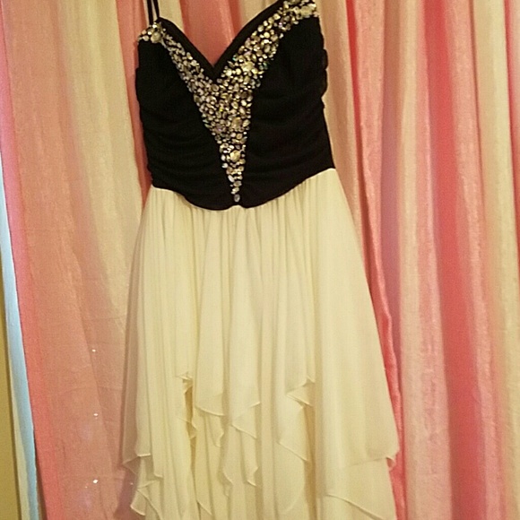 Juniors prom dress worn once - Picture 2 of 3