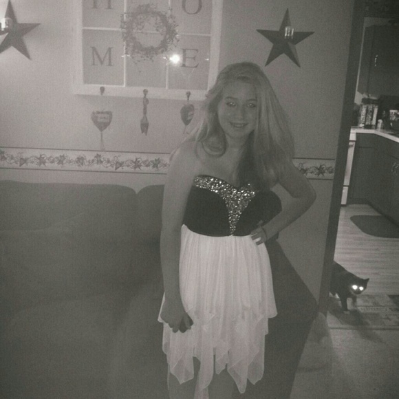 Juniors prom dress worn once - Picture 3 of 3