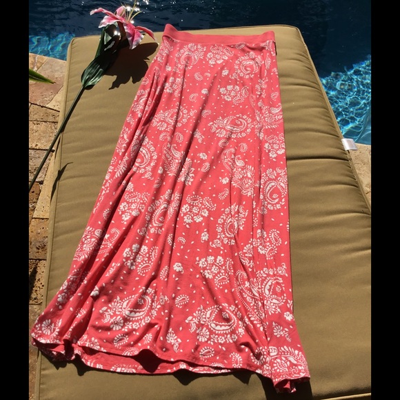 CLOSET CLOSED FOR SUMMER - Picture 2 of 2