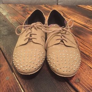 NWOT Tan studded Oxford flats