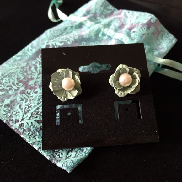 Flower earrings - Picture 1 of 3