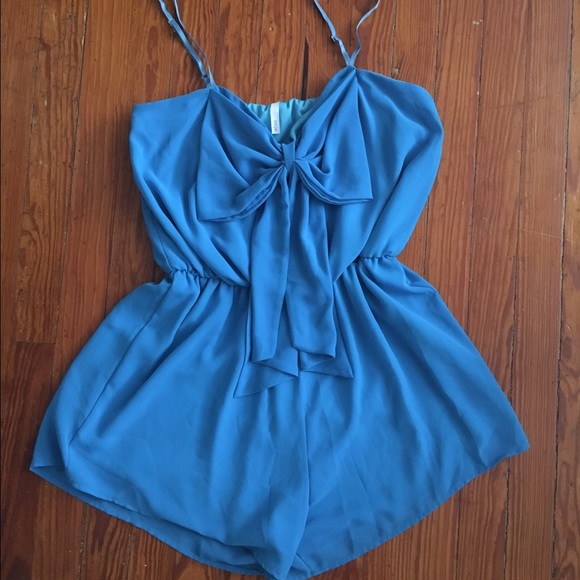 Cute summer romper!! Blue with bow on the front - Picture 1 of 4
