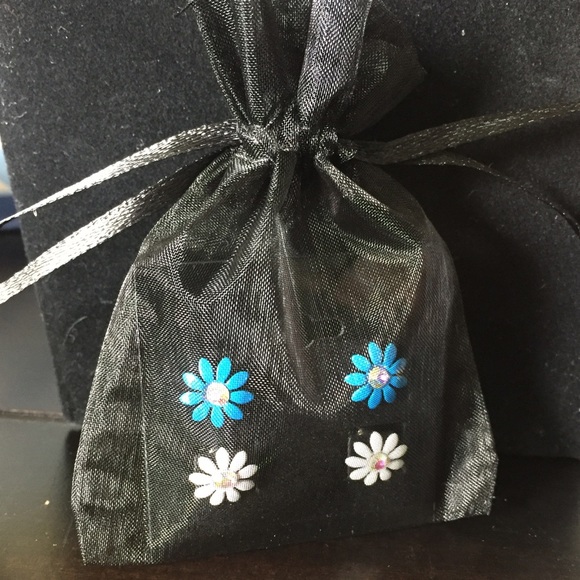 Flower earrings - Picture 2 of 2