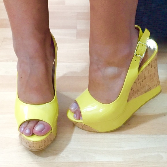❤️Host Pick❤️ Luichiny Yellow Patent Wedges - Picture 3 of 4