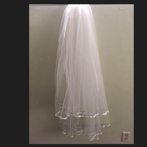Wedding Veil, NWOT . Length down to finger tips .
