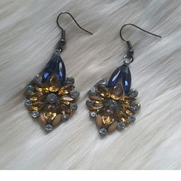 Nude Pendant Drop Earrings - Picture 2 of 2