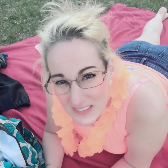 Meet your Posher, Karen. - Picture 2 of 4