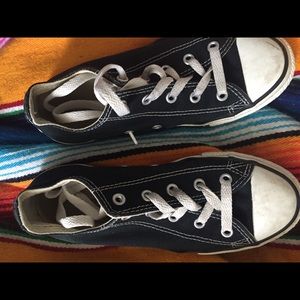Black low top converse