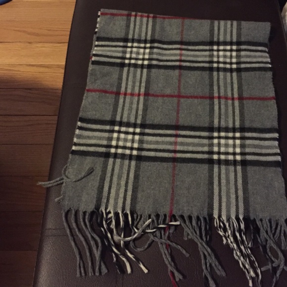 Cute scarf! Good condition!