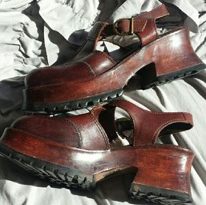 VINTAGE leather platform sandals!