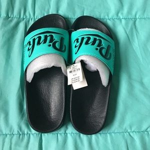 Pink fanny pack and matching shoes.💁🏼