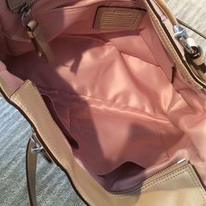 Additional photo's of Shimmery Beige Coach purse