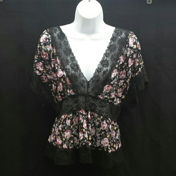 Cute laced floral top!