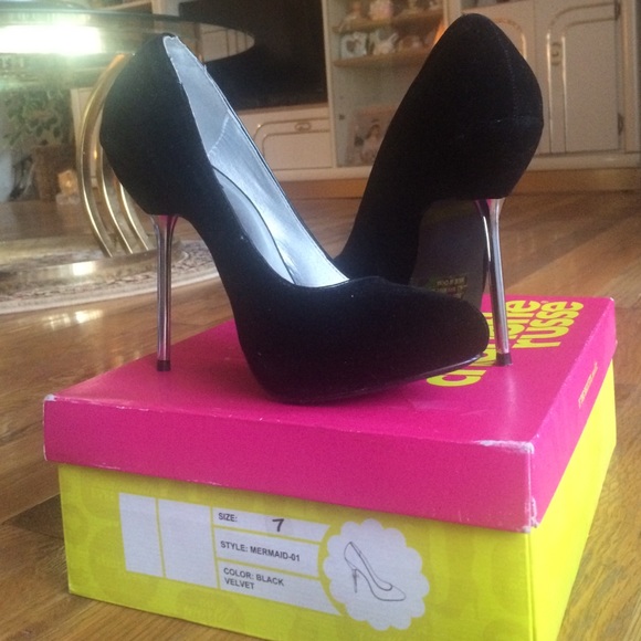 Charlotte Russe black and silver suede heels! Sz:7