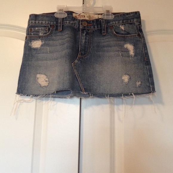 Super cute hollister denim skirt!