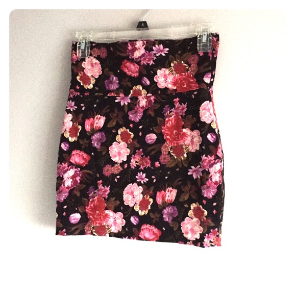 Flowered bodycon skirt