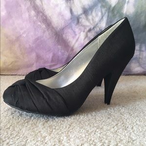 Black Pumps
