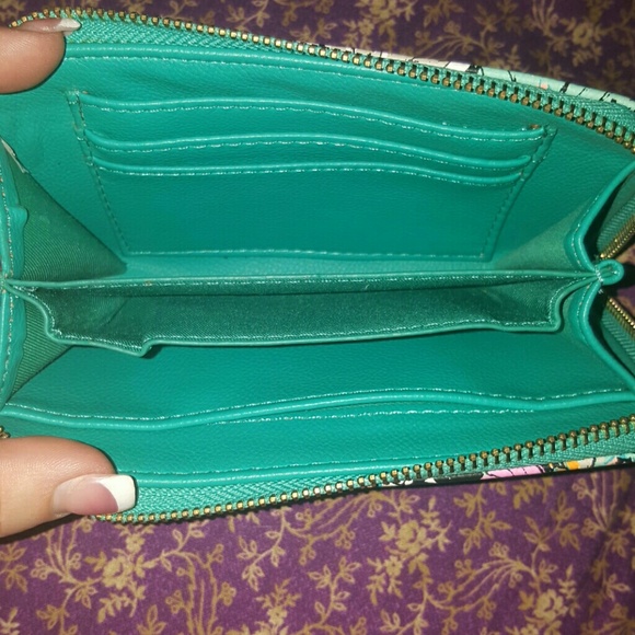 Floral wristlet - Picture 2 of 2