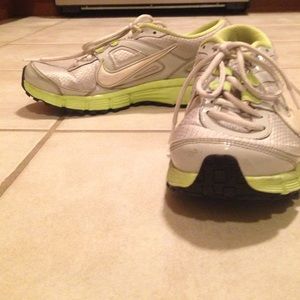 Nike tennis shoes light gray/yellow