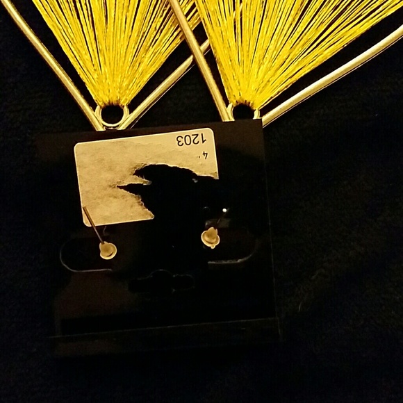 Large yellow thread earrings - Picture 3 of 3